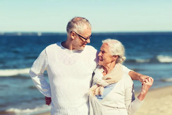 Glückliches Senioren-Paar umarmt sich am Sommerstrand — Stockfoto