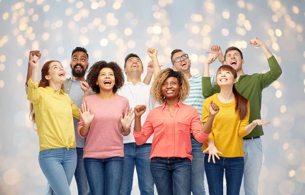 Gruppo internazionale di persone felici sopra le luci — Foto Stock