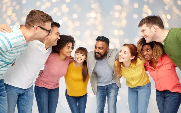 Internationell grupp av glada människor över lampor — Stockfoto