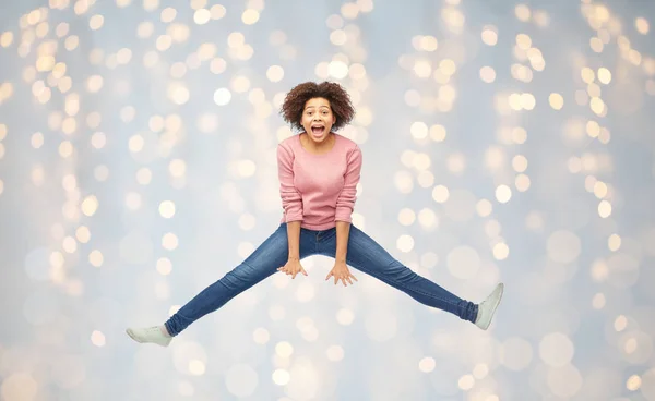 Gelukkig Afrikaans amerikaanse vrouw springen over wit — Stockfoto