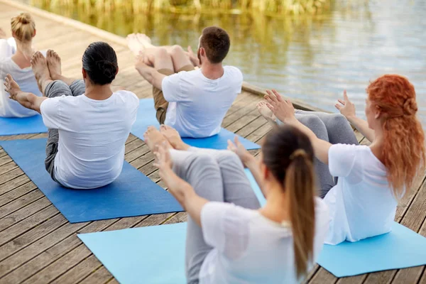 Gruppe von Menschen, die Yoga-Übungen im Freien machen — Stockfoto