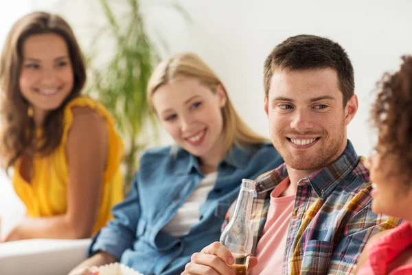 Grupo de amigos felizes com cerveja falando em casa — Fotografia de Stock