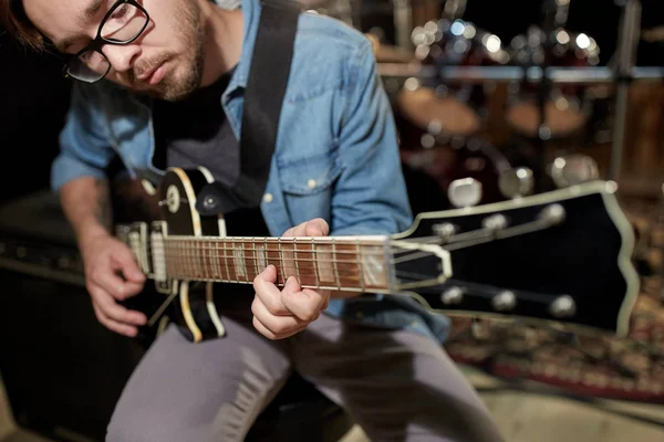 Uomo che suona la chitarra alle prove in studio — Foto Stock