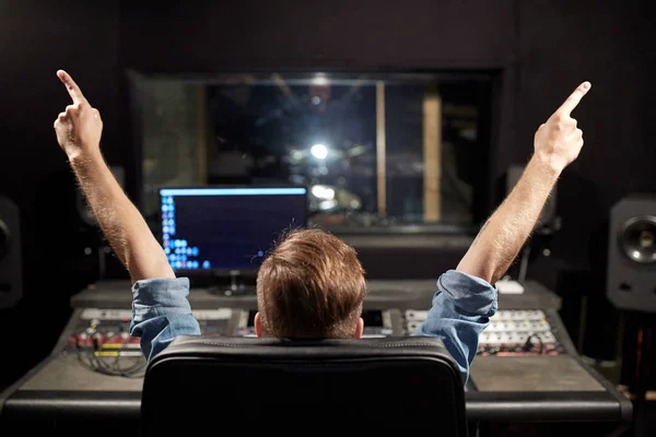 Людина на мікшуванні консолі в студії запису музики — стокове фото