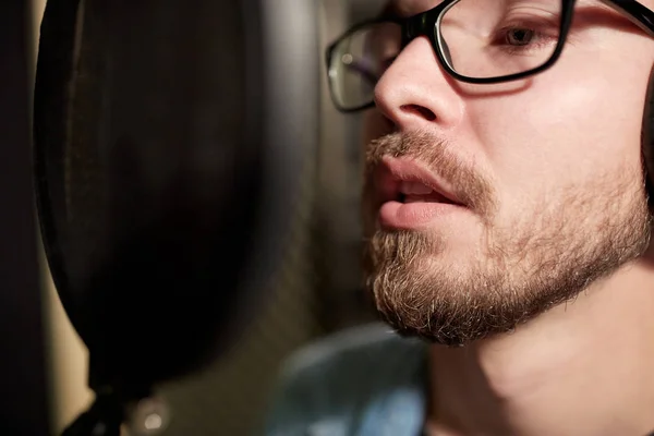 Man with headphones singing at recording studio — Stock Photo, Image