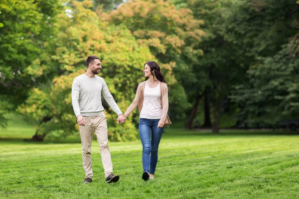 Щаслива пара гуляє в літньому парку — стокове фото