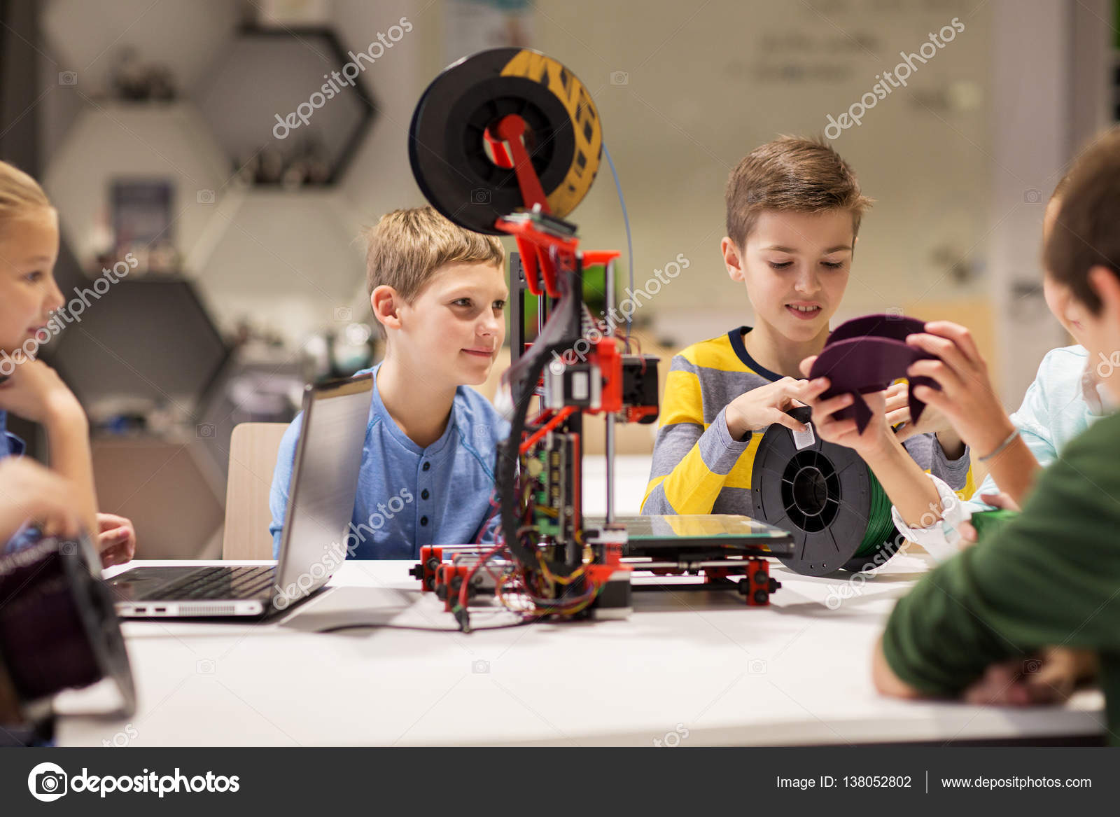 Ubarmhjertig offentlig Konfrontere Happy children with 3d printer at robotics school Stock Photo by  ©Syda_Productions 138052802