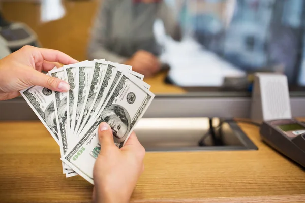 Mãos com dinheiro no escritório do banco ou trocador — Fotografia de Stock