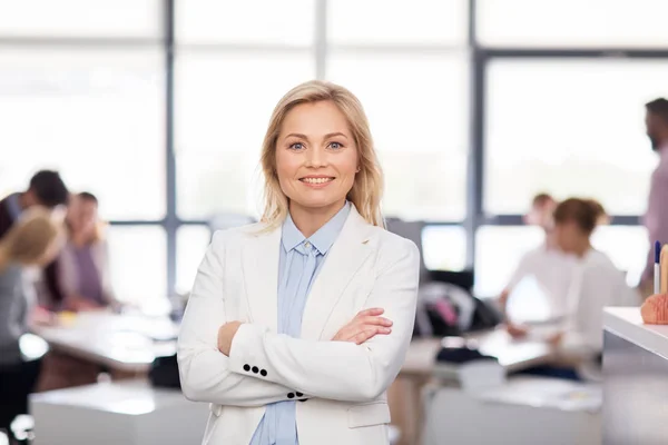 Glimlachende zakenvrouw op kantoor — Stockfoto