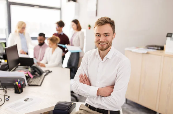 Feliz joven sobre el equipo creativo en la oficina — Foto de Stock