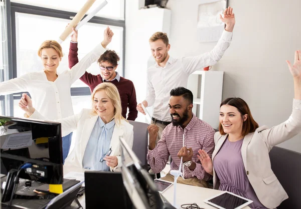 Equipe de negócios desenvolvendo projeto de energias renováveis — Fotografia de Stock