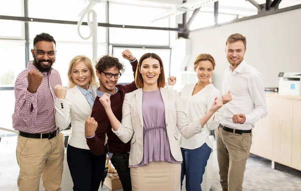 Equipe de negócios feliz celebrando a vitória no escritório — Fotografia de Stock
