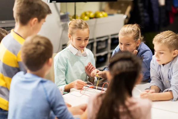 Enfants heureux construisant des robots à l'école de robotique — Photo