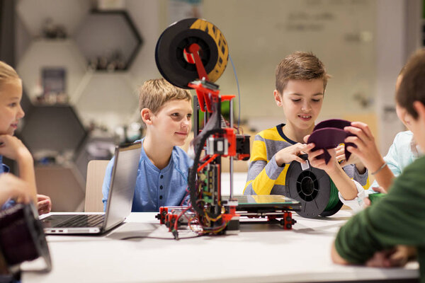 Happy children with 3d printer at robotics school — Stock Photo, Image