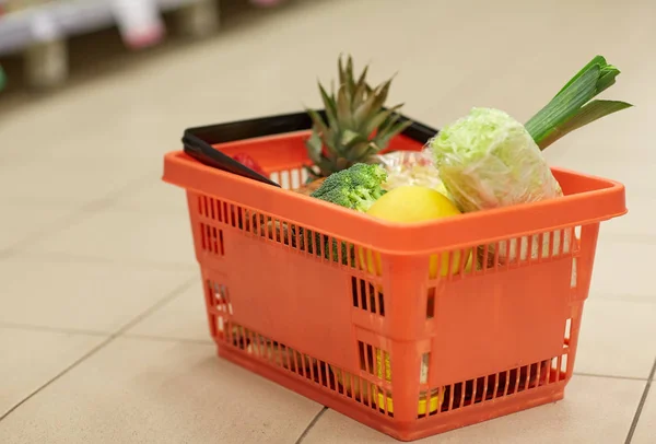 食料品店やスーパー マーケットの床に食糧バスケット — ストック写真