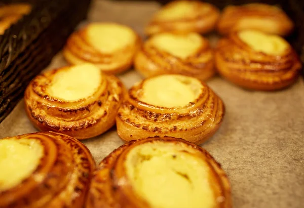 Primo piano di panini in panetteria o negozio di alimentari — Foto Stock