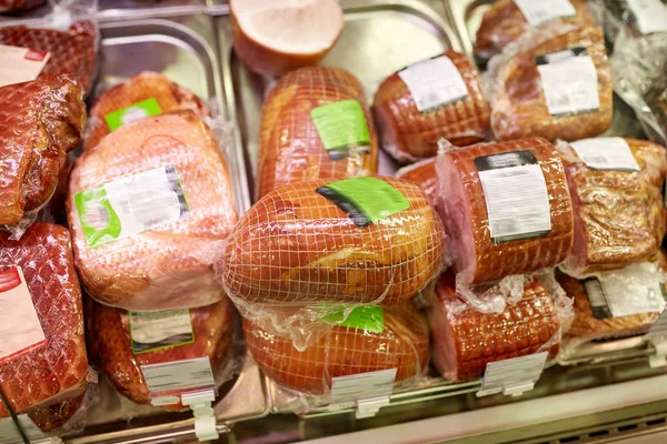 Ham at grocery store stall — Stock Photo, Image