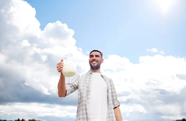 人或罐牛奶在农村的农民 — 图库照片