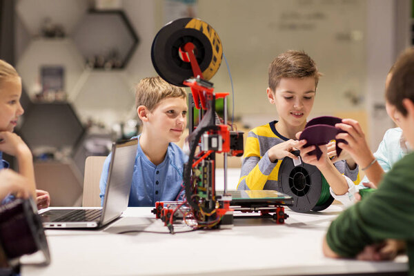 Happy children with 3d printer at robotics school Royalty Free Stock Photos