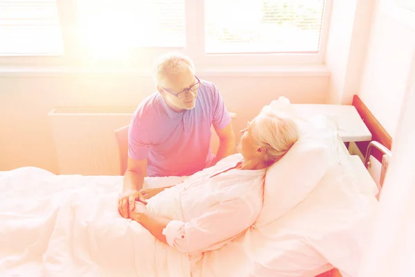 Reunión de pareja mayor en el hospital —  Fotos de Stock