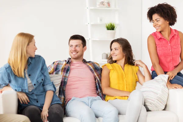 Grupo de amigos felizes conversando em casa — Fotografia de Stock