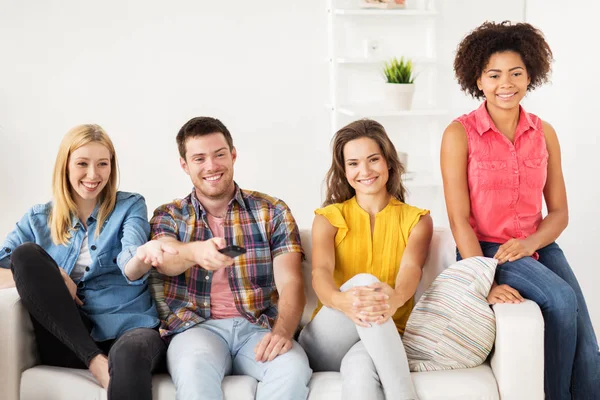 Happy přátelé s vzdálené sledování televize u vás doma — Stock fotografie