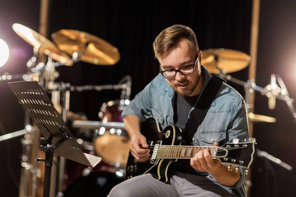Mann spielt Gitarre bei Studio-Probe — Stockfoto