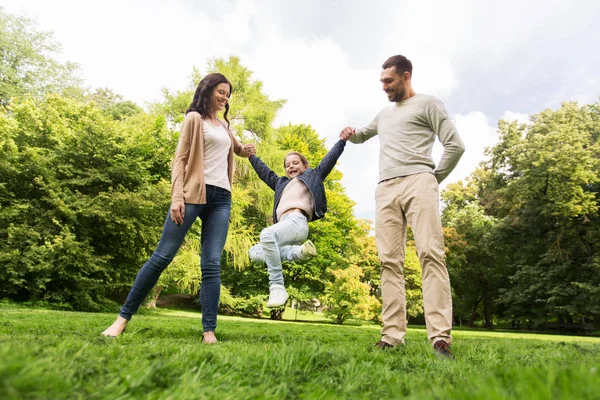 Feliz familia caminando en el parque de verano y divirtiéndose —  Fotos de Stock