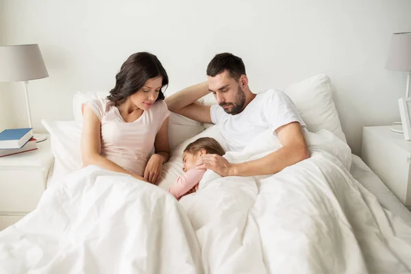 Szczęśliwa rodzina, Śpiące w łóżku w domu — Zdjęcie stockowe
