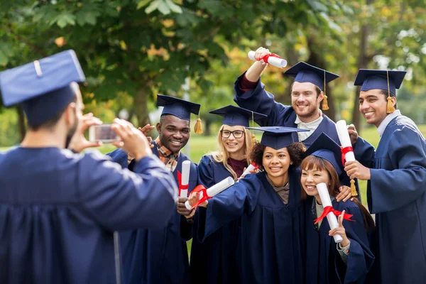 Estudiantes o solteros fotografiando por teléfono inteligente — Foto de Stock