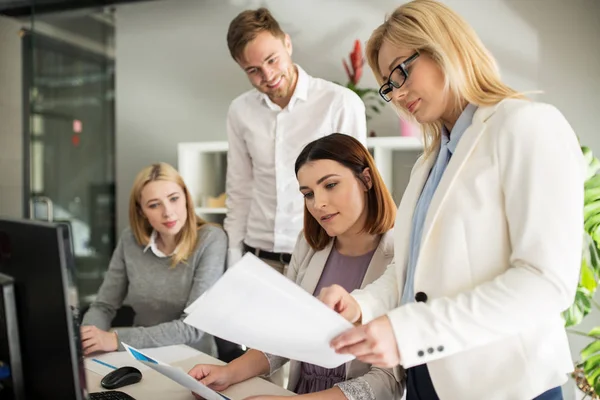 Glückliches Kreativteam mit Papieren im Amt — Stockfoto