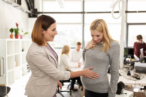 Colega feliz con la mujer embarazada en la oficina — Foto de Stock