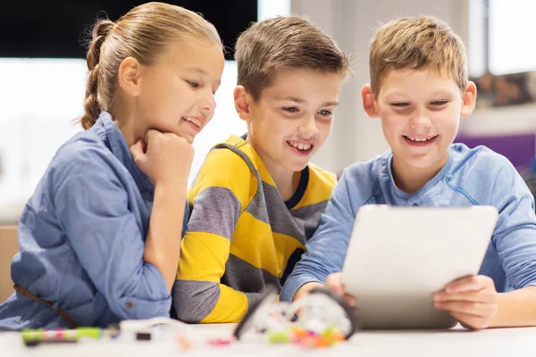 Τα παιδιά με το tablet pc προγραμματισμού στο σχολείο ρομποτικής — Φωτογραφία Αρχείου