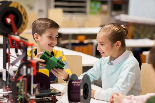 Щасливі діти з 3d принтером в школі робототехніки — стокове фото