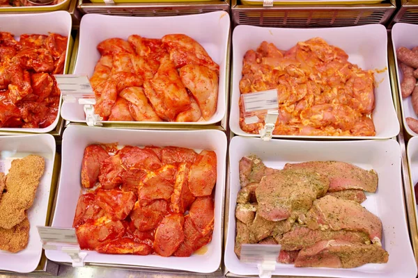 Marinated meat in bowls at grocery stall — Stock Photo, Image