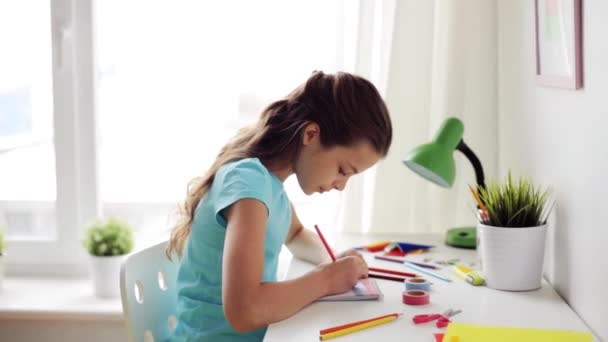 Счастливая девочка рисует дома — стоковое видео
