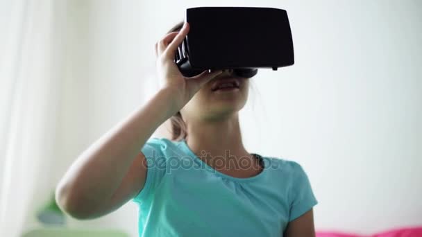 Счастливая девушка в гарнитуре или 3D-очках дома — стоковое видео