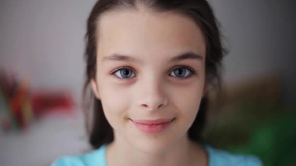 Mutlu gülümseyen güzel kız evde — Stok video