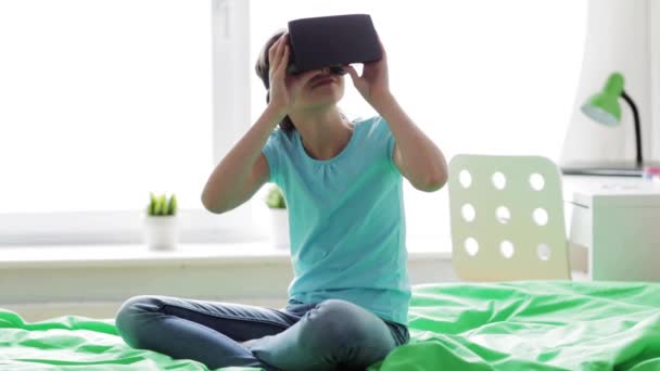 Menina feliz em vr fone de ouvido ou óculos 3d em casa — Vídeo de Stock