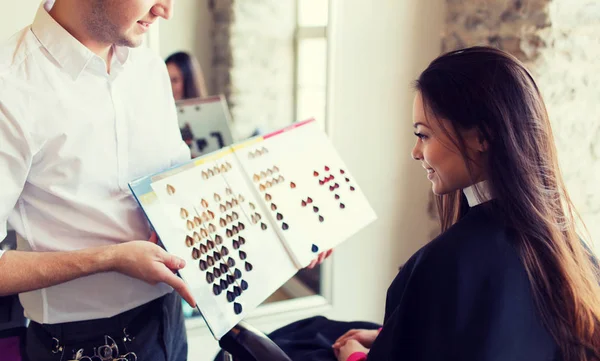 Mujer elegir el color de pelo de la paleta en el salón — Foto de Stock