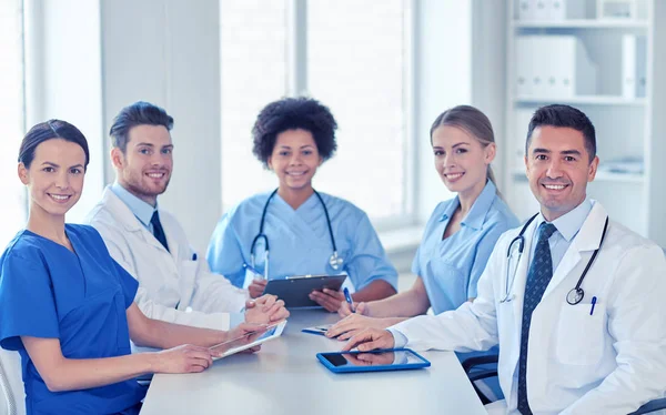 Groupe de médecins heureux réunion au bureau de l'hôpital — Photo