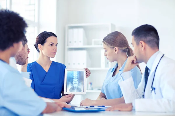 Groupe de médecins avec radiographie sur comprimé pc à la clinique — Photo