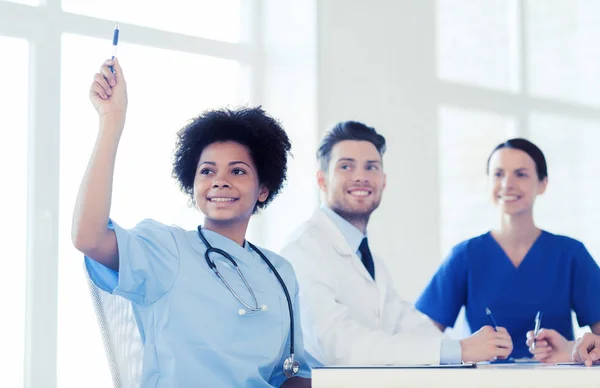 Groep van gelukkig artsen over conferentie in ziekenhuis — Stockfoto