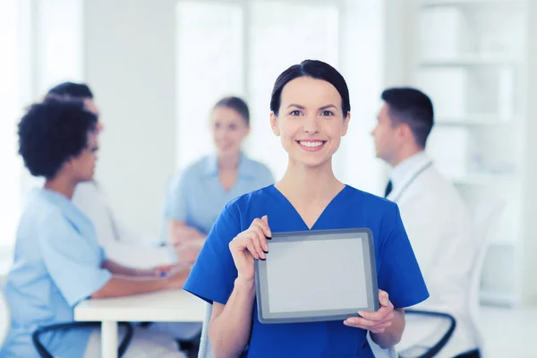 Medico felice sopra gruppo di medici in ospedale — Foto Stock