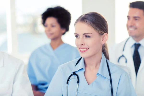 Gelukkig arts over groep van dokters in ziekenhuis — Stockfoto