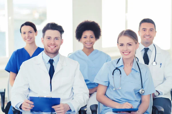 Grupp glada läkare på seminarium på sjukhus — Stockfoto