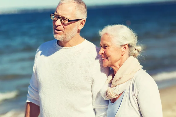 Gelukkige senior paar knuffelen op zomer strand — Stockfoto