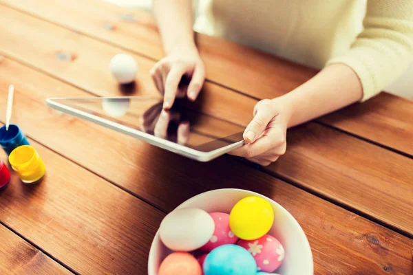 Primer plano de la mujer con la tableta PC y huevos de Pascua —  Fotos de Stock