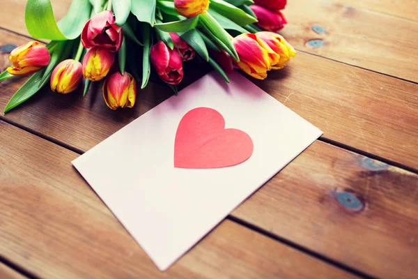 Nahaufnahme von Blumen und Grußkarte mit Herz — Stockfoto