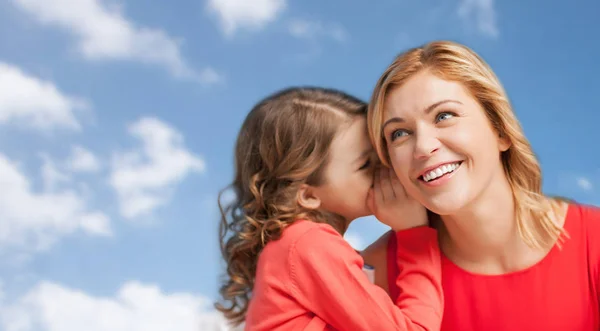 Mutlu anne ve kız kulağıma fısıldayarak — Stok fotoğraf